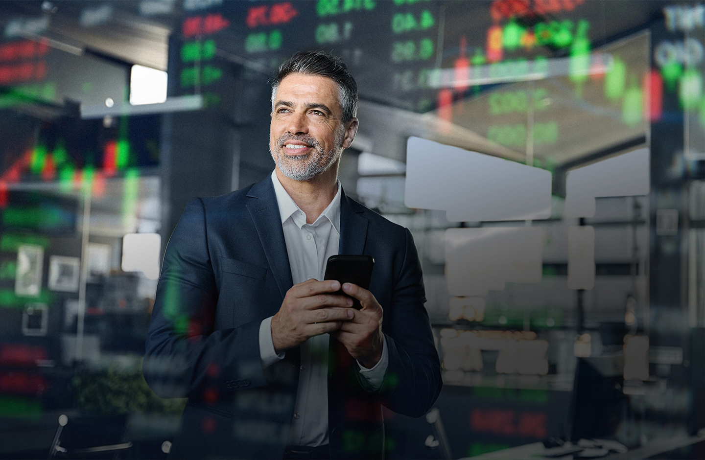 Ein Mann mit Smartphone vor einem Hintergrund aus digitalen Finanz- und Börsendaten in einer Büroumgebung.