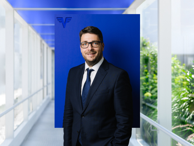 Johannes Singer auf blauem Hintergrund.