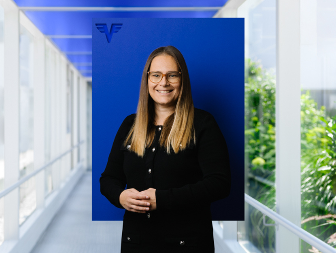 Kinga Baller auf blauem Hintergrund.