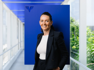 Claudia Pfeiffer auf blauem Hintergrund.