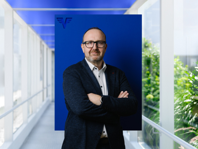 Norbert Eilenberger auf blauem Hintergrund.