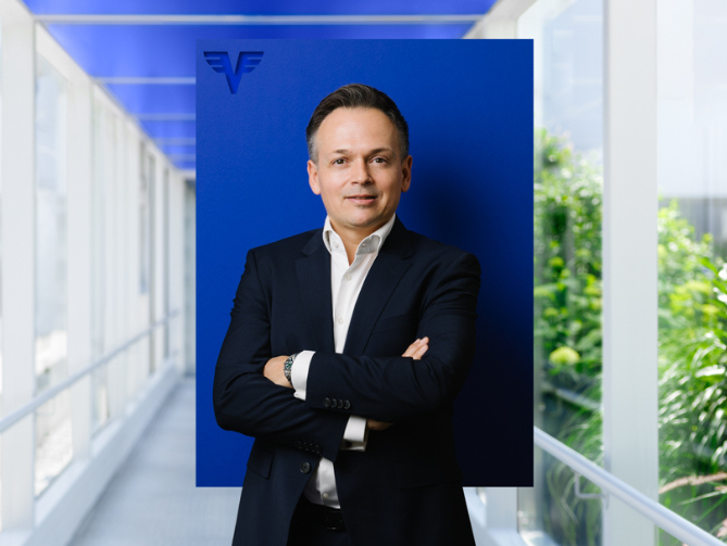 Stefan Reischert auf blauem Hitnergrund.