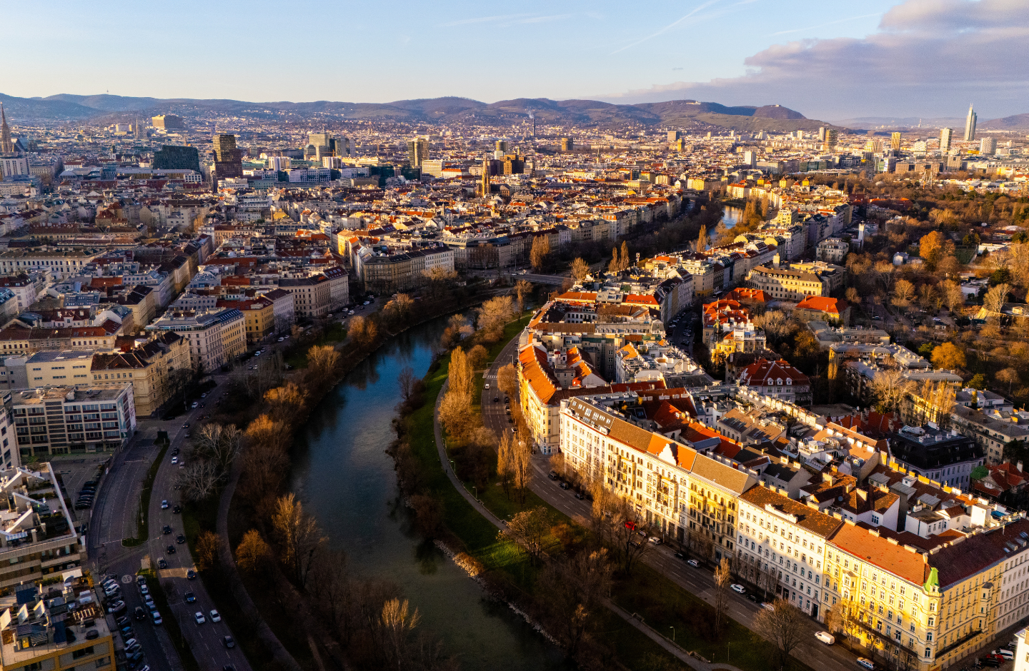 Die Skyline der Stadt Wien mit Donaufluss.