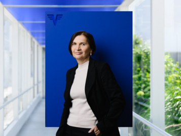 Jutta Gumpold auf blauem Hintergrund.