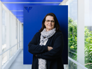 Brigitte Moser Graf auf blauem Hintergrund.