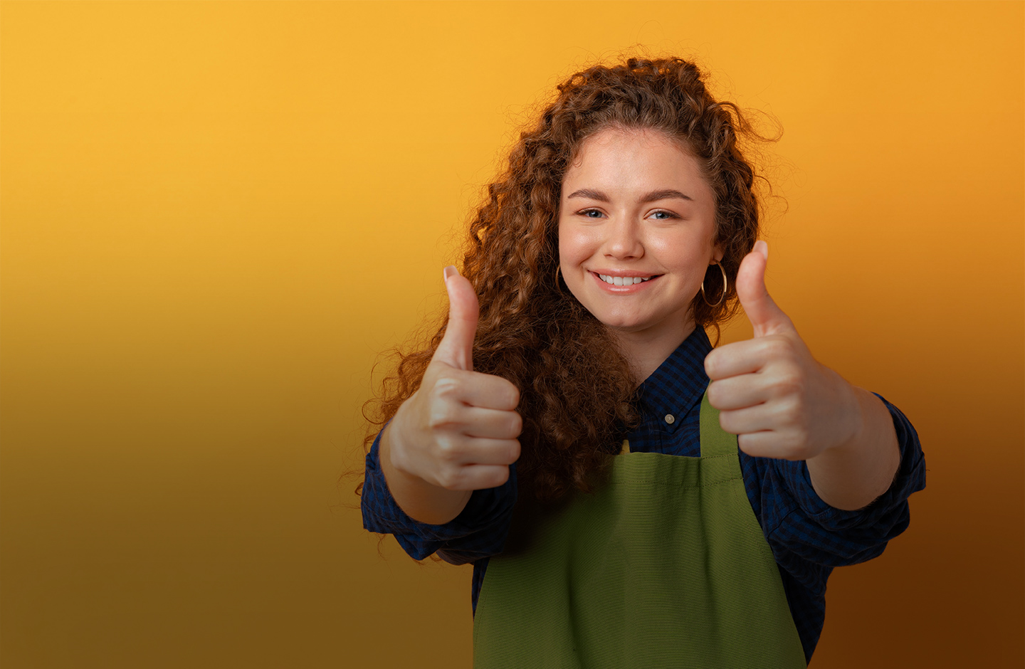 Drei junge Erwachsene grinsen und lachen direkt in die Kamera mit den Volksbank Sparkarten in der Hand.